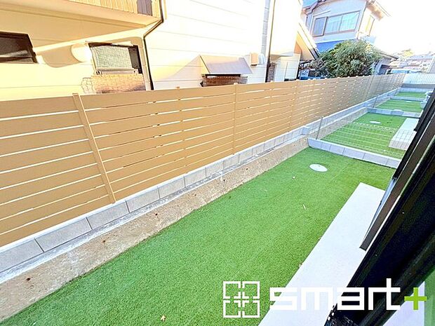 〜人工芝のある綺麗なお庭〜 ・標準で人工芝を敷設しておりますので、見た目にも綺麗なお庭となっております。 ・人工芝の場合雑草が生えてこず、管理が楽なのも嬉しいポイントです。