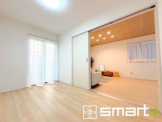 〜ＬＤＫに隣接した5帖の洋室〜 ・ナチュラルな色彩で纏められた洋室は家具のコーディネートもしやすくなっております。 ・どんな家具にするか考えるだけでも楽しくなってきますね。 