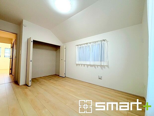 〜収納豊富な洋室〜 ・各居室に備え付けの収納をご用意。タンスなどを置く場合と比べ出っ張らないので部屋の中を有効のご活用いただけます。 ・収納の広さなどぜひ現地でご確認くださいませ。