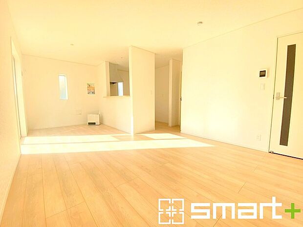 ~家族団らんにピッタリの広々リビング~ ・穏やかな陽だまりに包まれる居心地の良いLDKは、ご家族が自然と集まる憩いのスペースに。