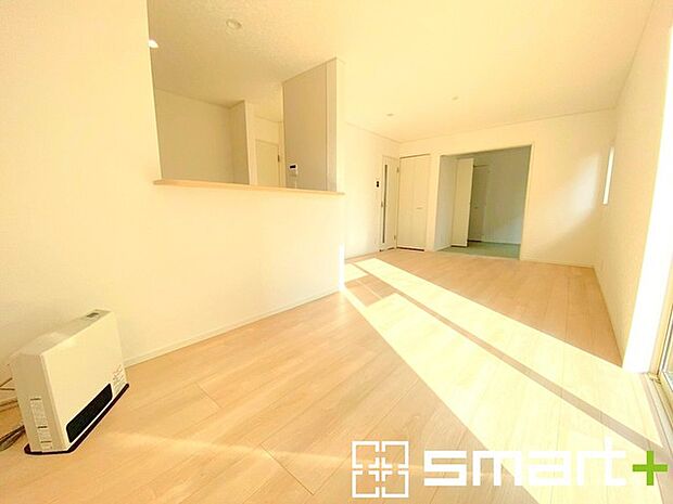 ~家族団らんにピッタリの広々リビング~ ・自然の光が降り注ぐ明るいLDKは家族団らんにピッタリ。 ・隣接の和室を続き間として利用すれば20帖超の広々空間になります。