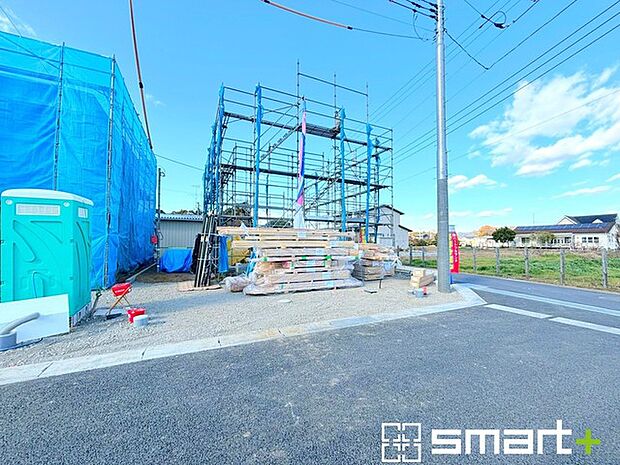 〜開放感ある角地のお住まい〜 ・2方向が空く事で開放感のある角地に位置しております。 ・窮屈な感じが無く、ゆったりと暮らせるこの魅力をぜひ現地でご体感くださいませ。 