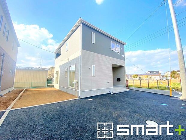 ~ゆとりあるカースペース~ ・セカンドカーや来客時にも困らないカースペース2台分は並列駐車可能でお車の出し入れもラクラク。 ・カーポートなどのオプションもお気軽にご相談くださいませ。