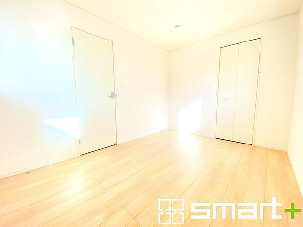 ~2面採光の明るいお部屋~ ・洋室は2面採光とする事で穏やかな陽の入る明るい空間となっております。 ・くつろぎのプライベート時間を明るい空間で穏やかにお過ごしいただけます。