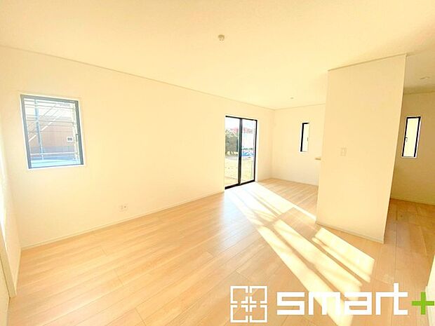 ~穏やかな陽の入るLDK~ ・大きな窓のあるLDKは陽当りも良好で明るい空間となっております。 ・ご家族団らんなど過ごす時間の多いLDKが明るいのは嬉しいポイントですね。