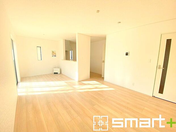 ~日当り良好のLDK~ ・穏やかな陽だまりに包まれる居心地の良いLDKは、ご家族が自然と集まる憩いのスペースに。 ・柔らかみのあるナチュラルカラーで、家具やカーテンの色も選びやすいです。