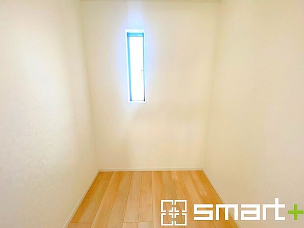 ~憧れのウォークインクローゼット~ ・居室にウォークインを設ける事で季節ものや趣味の用具などもスッキリと収納可能です。 ・ぜひ現地でその便利さをご体感くださいませ。