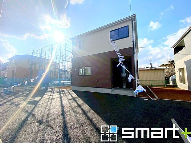 ~ゆとりあるカースペース~ ・セカンドカーや来客時にも困らないカースペース2台分は並列駐車可能でお車の出し入れもラクラク。 ・カーポートなどのオプションもお気軽にご相談くださいませ。
