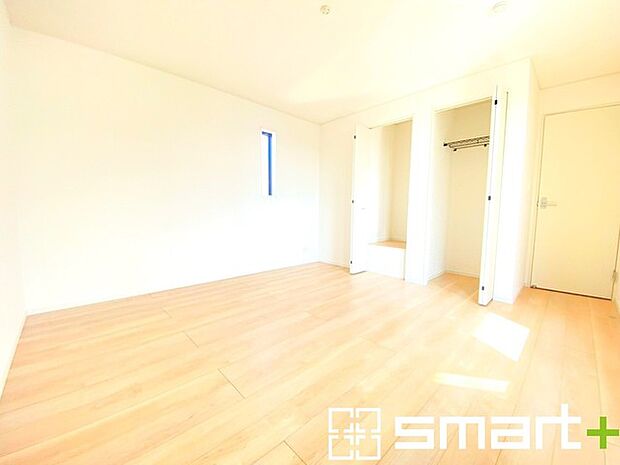 ~バルコニーに面した洋室~ ・バルコニー側の大きな窓から穏やかな陽が差し込む明るい洋室はゆとりある広さの8.5帖。 ・ご夫婦やご兄弟でもゆったりとお過ごしいただけます。