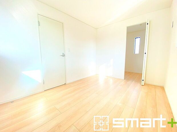 ~明るく暖かな光が差し込む洋室~ ・窓からたっぷりの光が舞い込み、お部屋全体を優しく包み込んでくれます。 ・ウォークインクローゼット付なので整理整頓しやすく、生活空間が広がりますね。