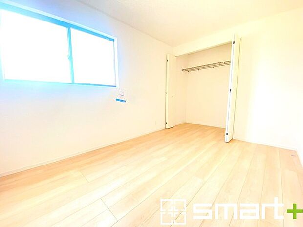 ~2面採光の明るいお部屋~ ・洋室は2面採光とする事で穏やかな陽の入る明るい空間となっております。 ・くつろぎのプライベート時間を明るい空間で穏やかにお過ごしいただけます。