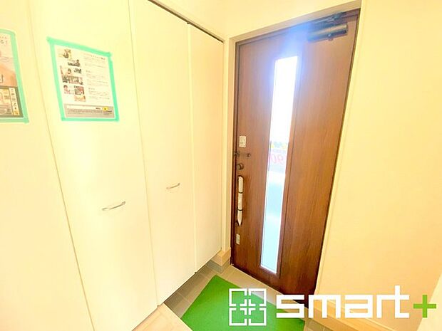 ~圧迫感のない明るい玄関~ ・玄関ドアにガラス部分を設ける事で穏やかな陽の入る玄関になります。 ・備え付けのシューズボックスはたっぷりしまえて玄関がスッキリ片付きますね。