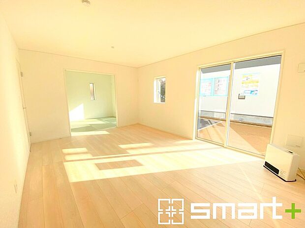 ~穏やかな陽の入るLDK~ ・大きな窓のあるLDKは陽当りも良好で明るい空間となっております。 ・ご家族団らんなど過ごす時間の多いLDKが明るいのは嬉しいポイントですね。