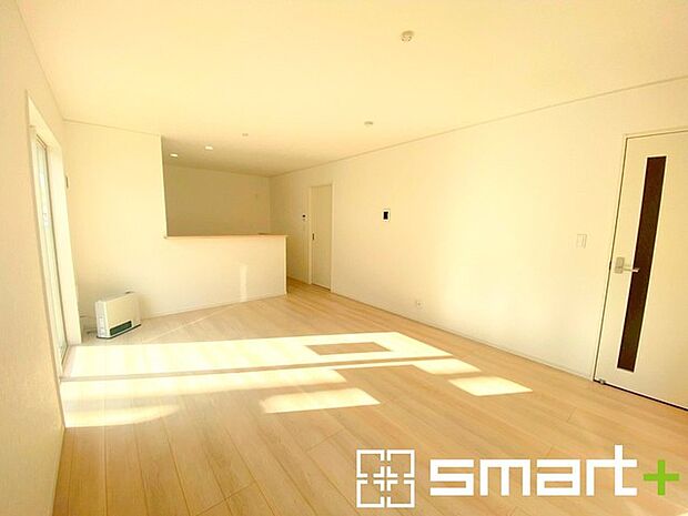 ~窓からはたっぷりの陽光~ ・穏やかな陽だまりに包まれる居心地の良いLDKは、ご家族が自然と集まる憩いのスペースに。 ・家事をしながらご家族との会話が楽しめる人気のカウンターキッチンも魅力。