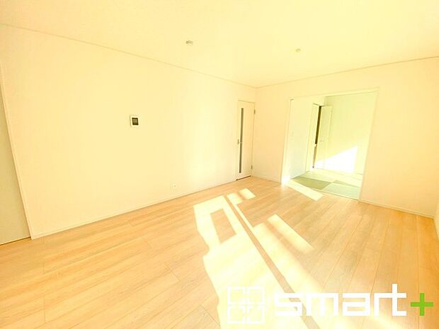 ~家族団らんにピッタリの広々リビング~ ・自然の光が降り注ぐ明るいLDKは家族団らんにピッタリ。 ・隣接の和室を続き間として利用すれば20帖超の広々空間になります。