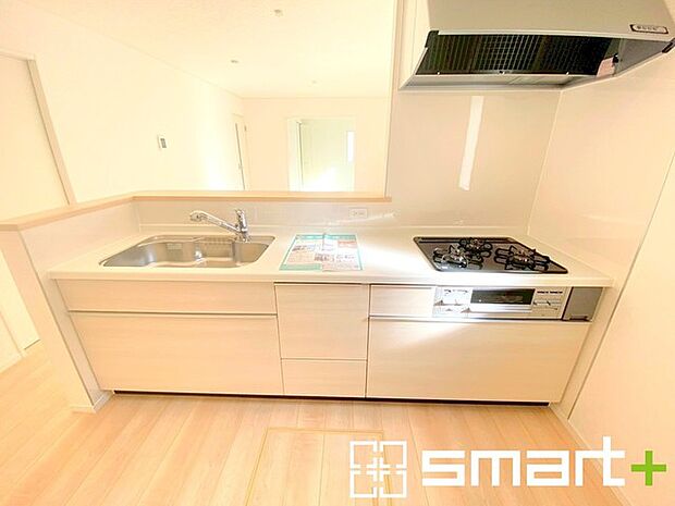 ~人気のカウンターキッチン~ ・キッチンには余計な柱が無いので、リビングが見渡せ開放感のある造りとなっております。 ・蛇口には浄水器が内蔵されるなど機能面でも優れたキッチンです。