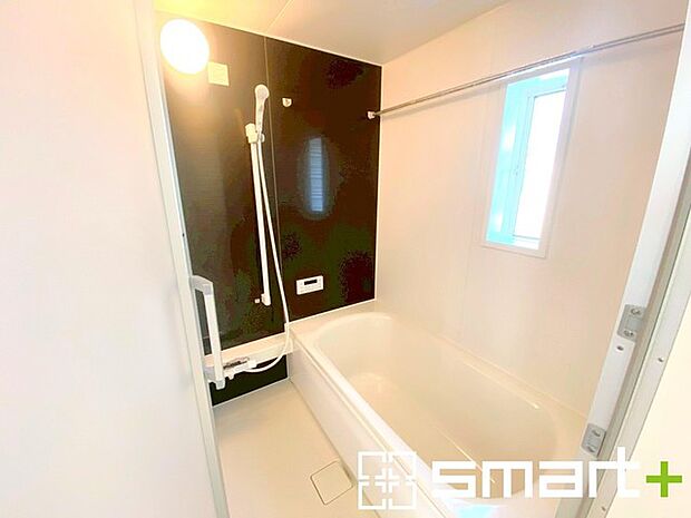 ~浴室乾燥機付きの浴室~ ・浴室には乾燥機が付いているので雨の日でも洗濯物を干すことが可能です。 ・水はけの良い床材など機能面も充実。マイクロバルなどオプションもご相談くださいませ。