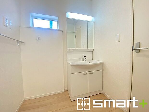 ~明るい洗面スペース~ ・窓から明るい陽が入り、気持ちよく朝の支度ができますね。 ・使い勝手の良い三面鏡タイプのシャワー付き洗面化粧台。鏡の裏に収納があるので洗面台周りもスッキリ。