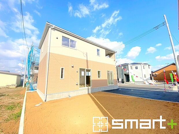 ~お庭もある余裕の敷地~ ・広々した敷地にはお庭もご用意。お庭があるだけで余裕を感じますね。 ・防草シートや人工芝の敷設などのオプションもお気軽にご相談くださいませ。