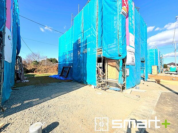 〜ベタ基礎でしっかりとした土台〜 ・コンクリートの中に鉄筋を配し強度を高めた「ベタ基礎」を採用。 ・しっかりとした土台を造ったうえで、その上に建物が築造されていきます。 