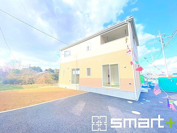 ~ゆとりあるカースペース~ ・セカンドカーや来客時にも困らないカースペース2台分は並列駐車可能でお車の出し入れもラクラク。 ・カーポートなどのオプションもお気軽にご相談くださいませ。