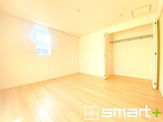 ~バルコニーに面した洋室~ ・バルコニー側の大きな窓から穏やかな陽が差し込む明るい洋室はゆとりある広さの8帖。 ・ご夫婦やご兄弟でもゆったりとお過ごしいただけます。