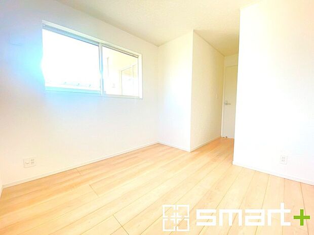 ~2面採光の明るいお部屋~ ・洋室は2面採光とする事で穏やかな陽の入る明るい空間となっております。 ・くつろぎのプライベート時間を明るい空間で穏やかにお過ごしいただけます。