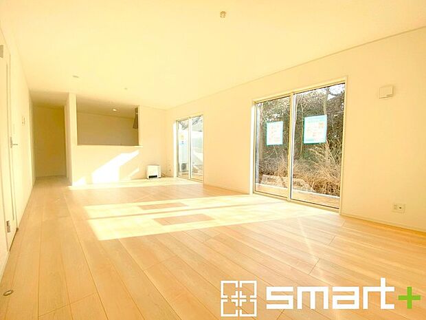 ~穏やかな陽の入るLDK~ ・大きな窓のあるLDKは陽当りも良好で明るい空間となっております。 ・ご家族団らんなど過ごす時間の多いLDKが明るいのは嬉しいポイントですね。