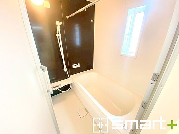 ~浴室乾燥機付きの浴室~ ・浴室には乾燥機が付いているので雨の日でも洗濯物を干すことが可能です。 ・水はけの良い床材など機能面も充実。マイクロバルなどオプションもご相談くださいませ。