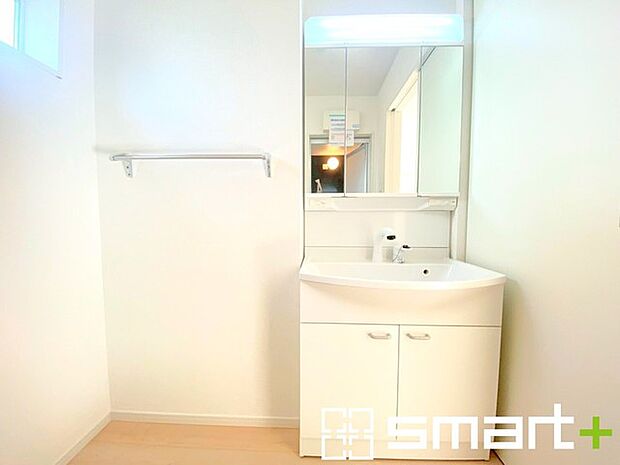 ~シャワー付き洗面台を採用~ ・洗面台の蛇口がホースで伸びシャワーとしてご利用可能。 ・朝の寝ぐせ直しなどにシャワーを使いたい時、洗面台の掃除をする際にも便利にお使いいただけますよ。