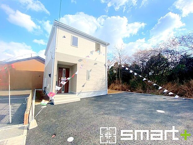 ~ゆとりあるカースペース~ ・セカンドカーや来客時にも困らないカースペース2台分は並列駐車可能でお車の出し入れもラクラク。 ・カーポートなどのオプションもお気軽にご相談くださいませ。