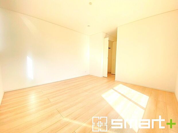 ~バルコニーに面した洋室~ ・バルコニー側の大きな窓から穏やかな陽が差し込む明るい洋室はゆとりある広さの9帖。 ・ご夫婦やご兄弟でもゆったりとお過ごしいただけます。