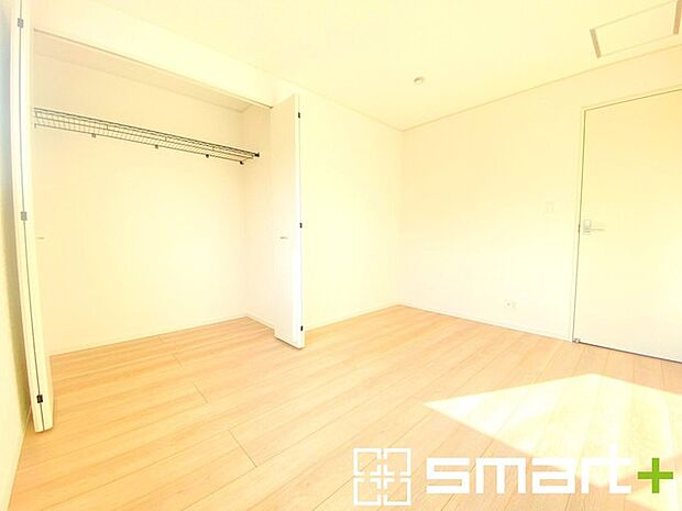 ~収納豊富な洋室~ ・各居室に備え付けの収納をご用意。タンスなどを置く場合と比べ出っ張らないので部屋の中を有効のご活用いただけます。 ・収納の広さなどぜひ現地でご確認くださいませ。