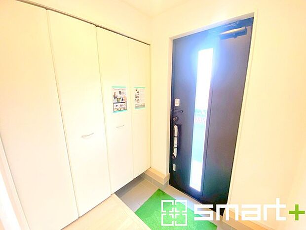 ~圧迫感のない明るい玄関~ ・玄関ドアにガラス部分を設ける事で穏やかな陽の入る玄関になります。 ・備え付けのシューズボックスはたっぷりしまえて玄関がスッキリ片付きますね。