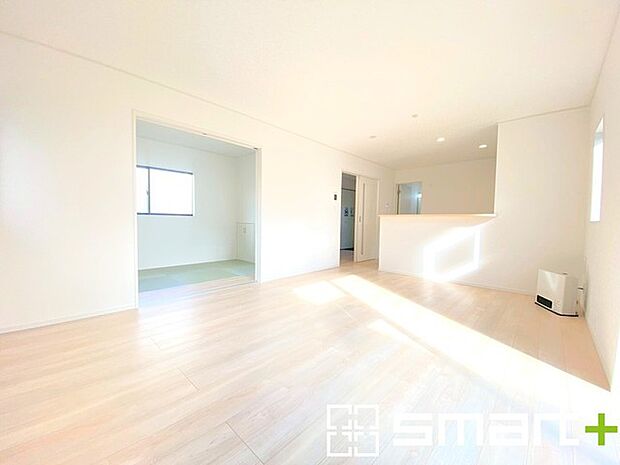 ~家族団らんにピッタリの広々リビング~ ・自然の光が降り注ぐ明るいLDKは家族団らんにピッタリ。 ・隣接の和室を続き間として利用すれば21帖の広々空間になります。