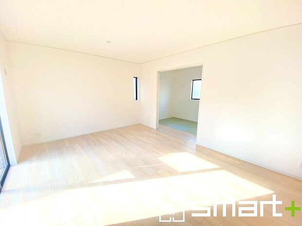 ~ナチュラルな色彩のLDK~ ・自然な風合いの色味で纏められたLDKは家具のコーディネートもしやすくなっております。 ・どんなインテリアにするか、考えるだけでも楽しくなりますね。