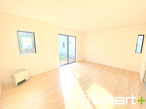 ~穏やかな陽の入るLDK~ ・大きな窓のあるLDKは陽当りも良好で明るい空間となっております。 ・ご家族団らんなど過ごす時間の多いLDKが明るいのは嬉しいポイントですね。