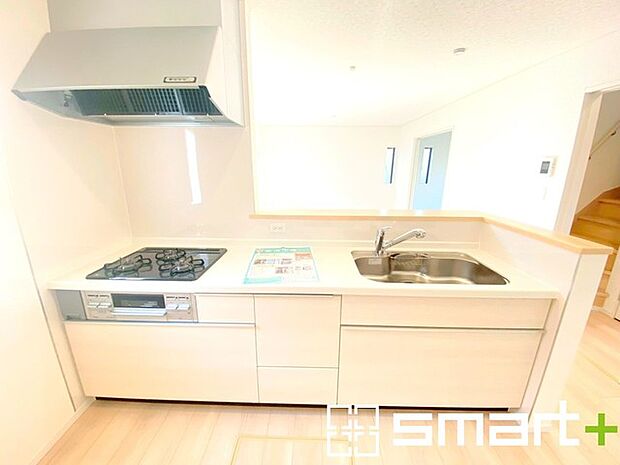 ~人気のカウンターキッチン~ ・キッチンには余計な柱が無いので、リビングが見渡せ開放感のある造りとなっております。 ・蛇口には浄水器が内蔵されるなど機能面でも優れたキッチンです。