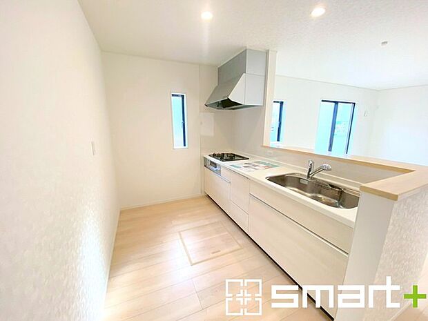 ~使い勝手の良いシステムキッチン~ ・料理がしやすい設計のキッチンでお料理もはかどりますね。 ・もちろんキッチン下部は収納になっておりますので、フライパンなども収納可能です。