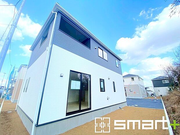 ~お庭もある余裕の敷地~ ・広々した敷地にはお庭もご用意。お庭があるだけで余裕を感じますね。 ・防草シートや人工芝の敷設などのオプションもお気軽にご相談くださいませ。