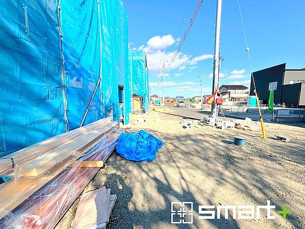 〜ベタ基礎でしっかりとした土台〜 ・コンクリートの中に鉄筋を配し強度を高めた「ベタ基礎」を採用。 ・しっかりとした土台を造ったうえで、その上に建物が築造されていきます。 