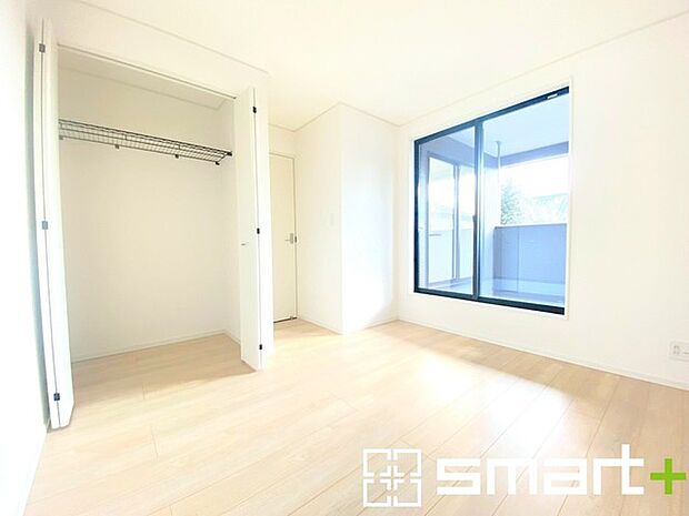 ~明るく暖かな光が差し込む洋室~ ・大きな窓からたっぷりの光が舞い込み、お部屋全体を優しく包み込んでくれます。 ・大容量の収納スペースで整理整頓しやすく、生活空間が広がりますね。