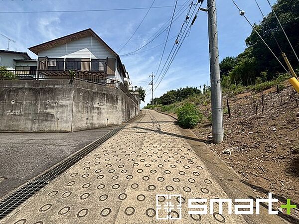 ～十分な広さのある前面道路～ ・前面道路は約4ｍございますので、お車でのすれ違いも可能で余計なストレスがかかりません。 ・日々お車での移動が多い方には大切なポイントですね。