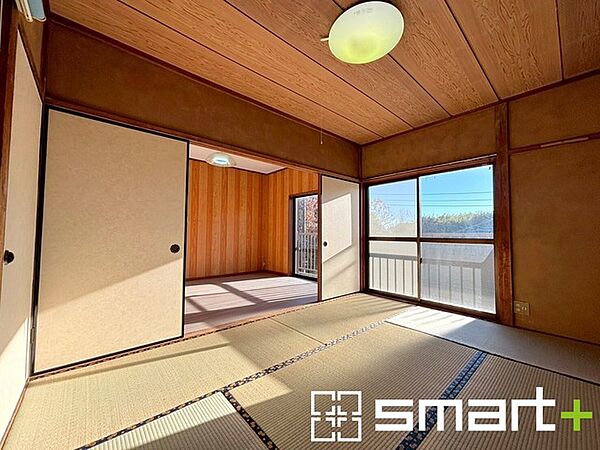 ～「和みの部屋」和室をご用意～ ・ゴロンと寝転がったり、お子様のいるご家庭ではお子様を寝かしつけたり、などご活用いただける和室をご用意。 ・やはり畳の香りは心が落ち着きますね。