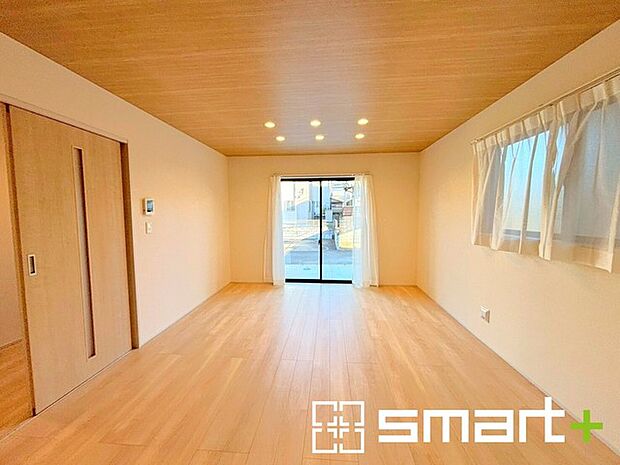 〜穏やかな陽の入るLDK〜 ・大きな窓のあるLDKは陽当りも良好で明るい空間となっております。 ・ご家族団らんなど過ごす時間の多いLDKが明るいのは嬉しいポイントですね。