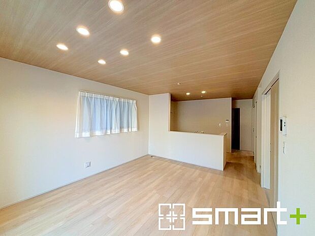 〜窓からはたっぷりの陽光〜 ・穏やかな陽だまりに包まれる居心地の良いLDKは、ご家族が自然と集まる憩いのスペースに。 ・家事をしながらご家族との会話が楽しめるカウンターキッチンも魅力。