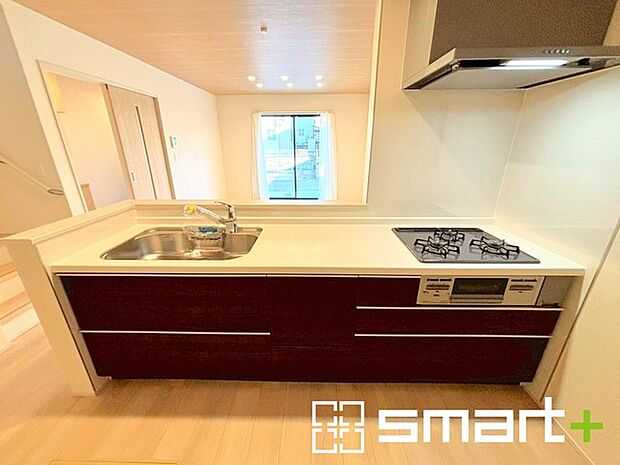 〜人気のカウンターキッチン〜 ・キッチンには余計な柱が無いので、リビングが見渡せ開放感のある造りとなっております。 ・蛇口には浄水器が内蔵されるなど機能面でも優れたキッチンです。