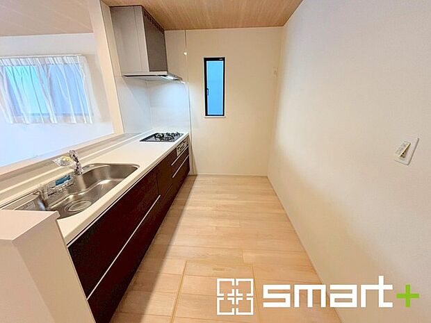 〜使い勝手の良いシステムキッチン〜 ・料理がしやすい設計のキッチンでお料理もはかどりますね。 ・もちろんキッチン下部は収納になっておりますので、フライパンなども収納可能です。