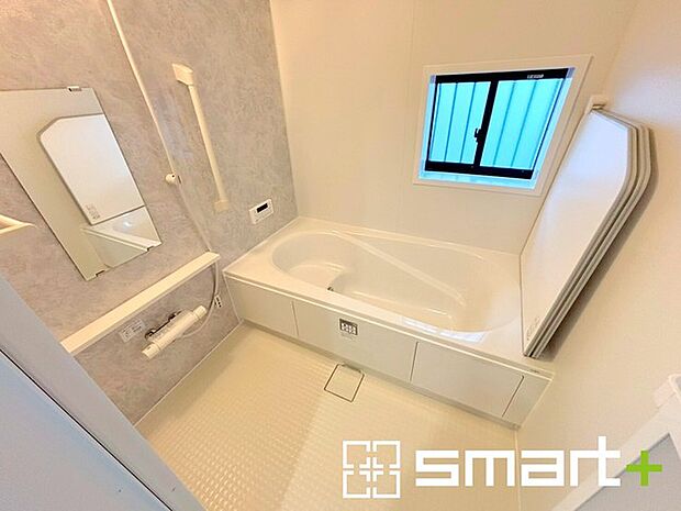 〜浴室乾燥機付きの浴室〜 ・浴室には乾燥機が付いているので雨の日でも洗濯物を干すことが可能です。 ・水はけの良い床材など機能面も充実。マイクロバルなどオプションもご相談くださいませ。