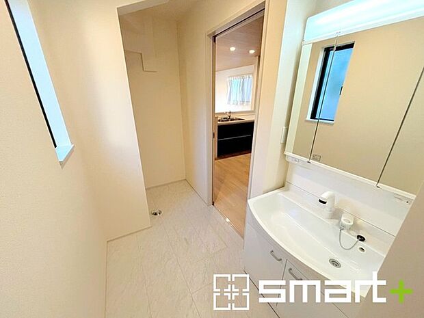 〜明るい洗面スペース〜 ・窓から明るい陽が入り、気持ちよく朝の支度ができますね。 ・使い勝手の良い三面鏡タイプのシャワー付き洗面化粧台。鏡の裏に収納があるので洗面台周りもスッキリ。